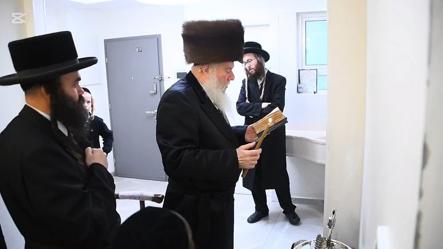 האדמו"ר מוואסלוי בהדלקת נרות חנוכה