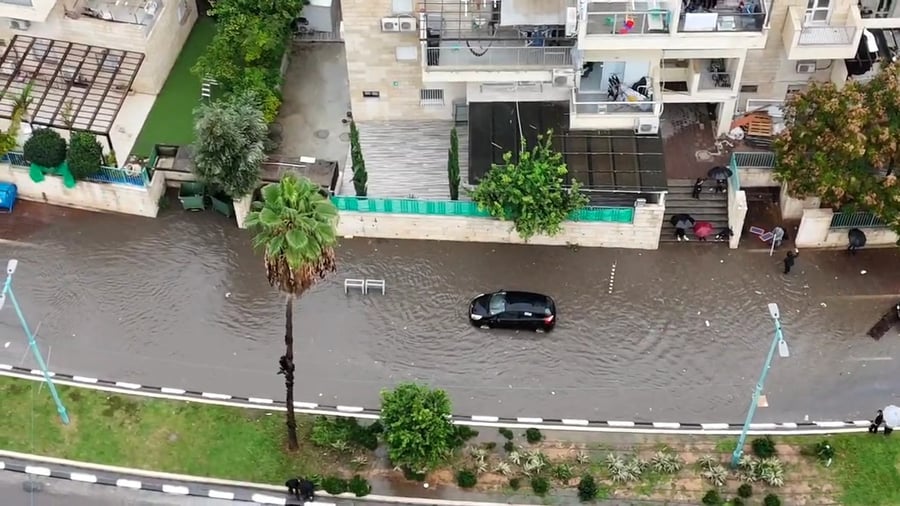 באחד הרחובות המרכזיים: הצפות נרחבות בעיר החרדית • תיעוד מהרחפן