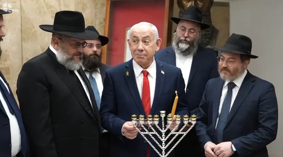 נתניהו בחר בחב"דניקים להדלקת נר שמיני של חנוכה, והדגיש: "בזמן הזה!"