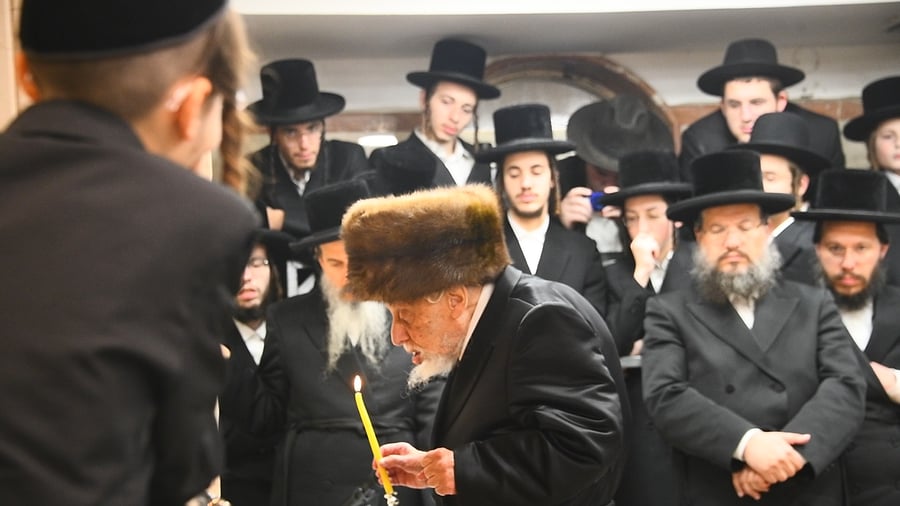 האדמו"ר מקופיטשניץ בהדלקת נרות חנוכה
