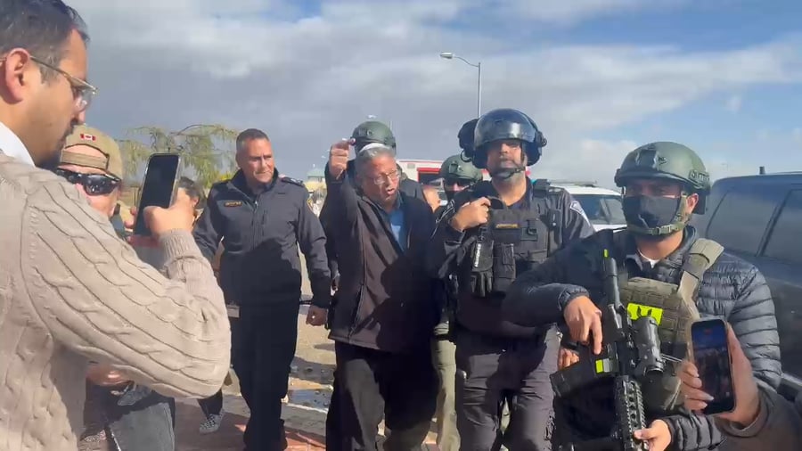 אחרי המהומות וההצתות: השר בן גביר ירד ליישוב הבדואי והתעמת עם המקומיים | צפו