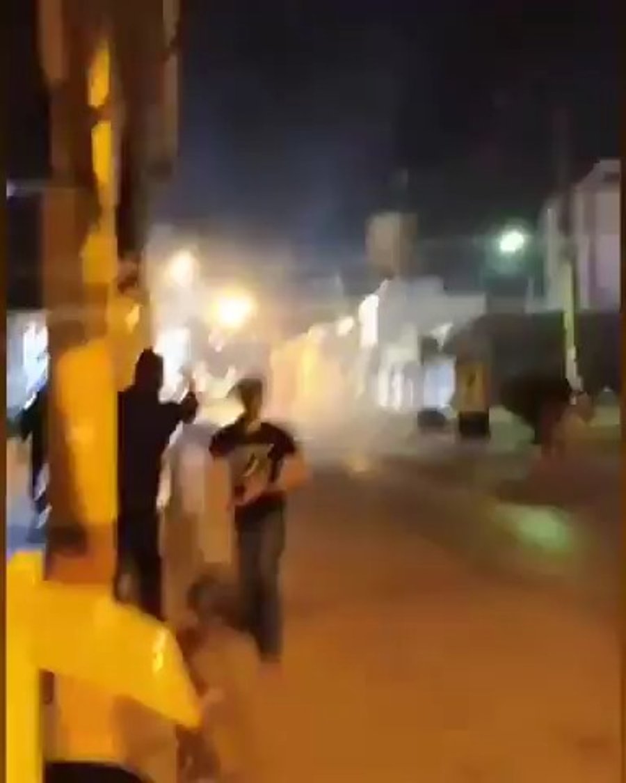 המשטרה האיראנית יורה גז מדמיע על מפגינים באיראן