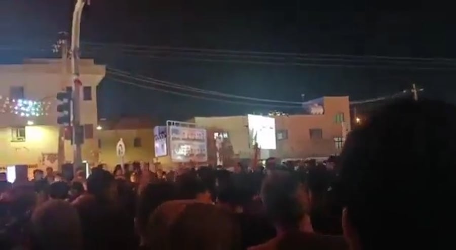 "חמינאי הוא רוצח - שליט לא לגיטימי" | הרוגים ראשונים במחאות הענק באיראן