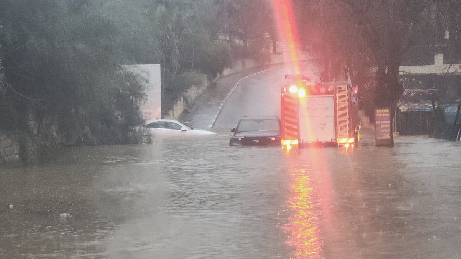סערת מזג אוויר: גבר ואישה חולצו מרכב מוצף, האישה פונתה לבית חולים | 3 נלכדו על גג רכב בערבה