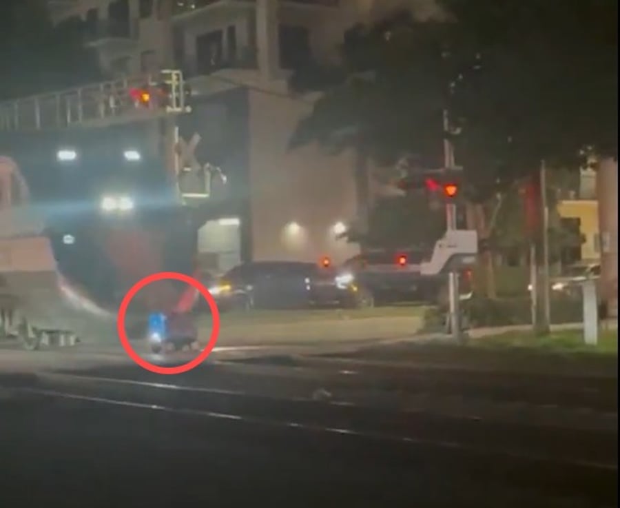 סוף הדרך: רובוט משלוחים נתקע על המסילה ונמחץ מהרכבת | צפו