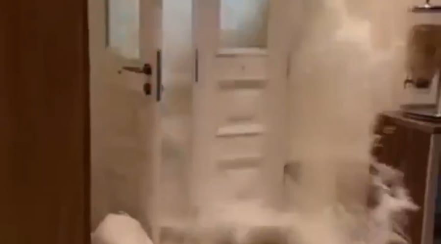כזה עוד לא ראיתם: גל ענק פורץ לתוך הבית ומעיף את הדלתות | סופת ענק במלטה