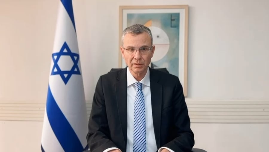שר המשפטים יריב לוין מציג את הצעת הפשרה שלו לפני מספר חודשים