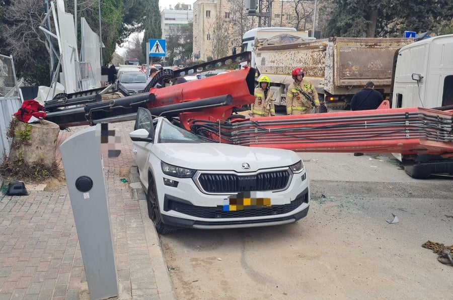 המנוף קרס על הרכב