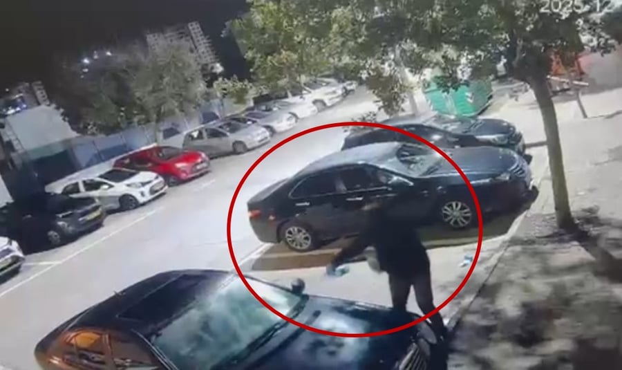 מתקרב בלילה, שופך חומר מבקבוק פלסטיק על הרכב ובורח | התיעוד נחשף