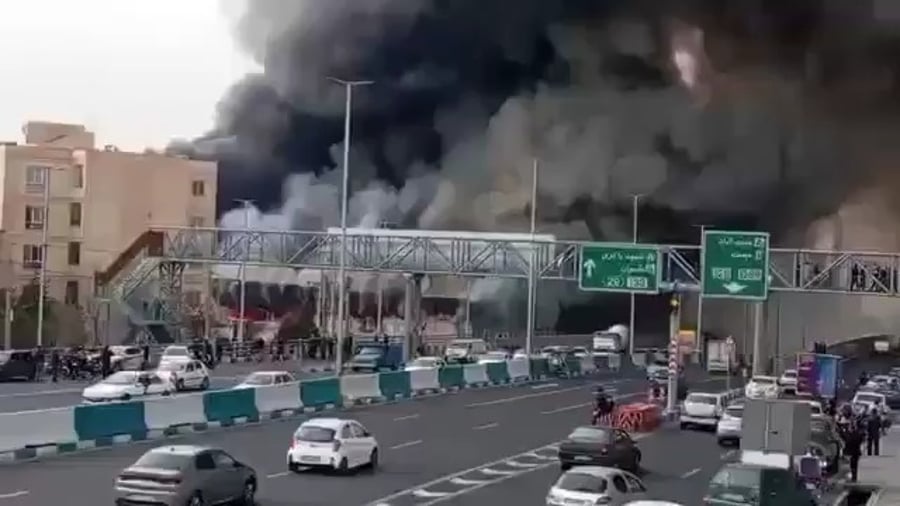 זווית נוספת של השריפה במרכז הקניות בטהרן