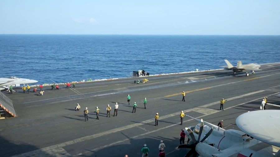 צוות נושאת המטוסים USS קרל וינסון (CVN 70) משגר מטוסי קרב