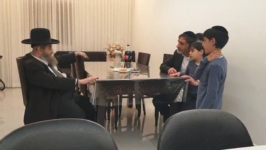 הגר"מ בן שמעון בביתם של משפחת בן דיין 