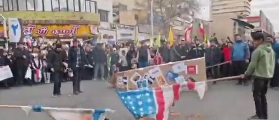 טירוף בטהרן: דגלי ישראל הועלו באש לעיני הנשיא | צפו