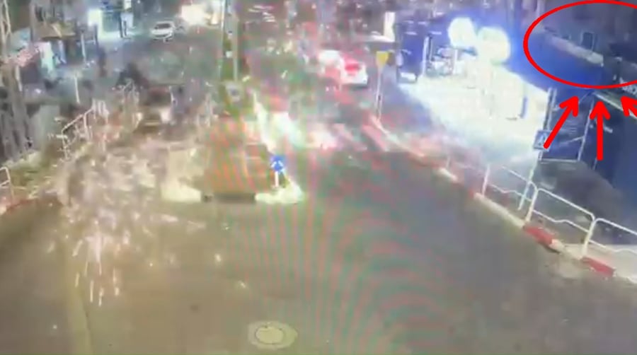 הנערים משליכים זיקוקים