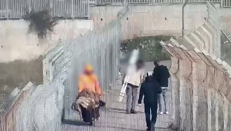 ציוד רפואי חיוני לילדים נגנב מהמרפאה; כך נתפסו שני הגנבים צועדים | צפו
