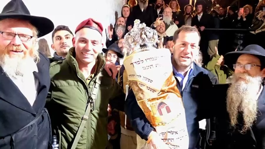 הכנסת ספר תורה לקבר יוסף