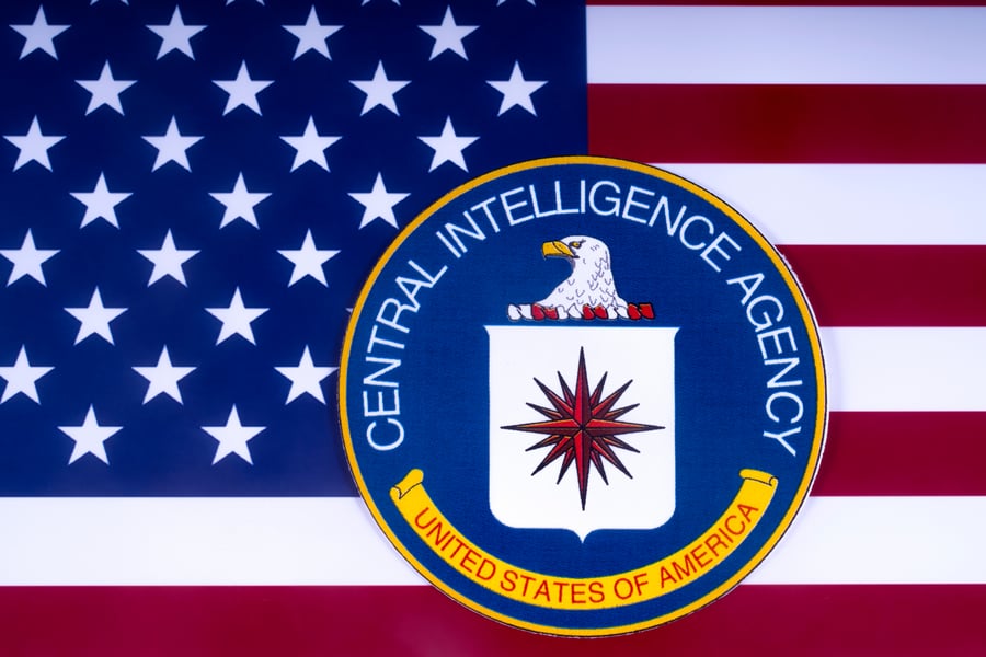 דגל ה-CIA על רקע דגל ארה"ב