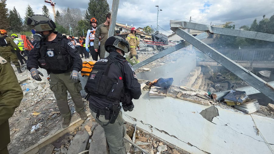 צה"ל מבצע גל תקיפות בטהרן | שברי יירוט פגעו במבנה בבני ברק, פצועים בגוש דן
