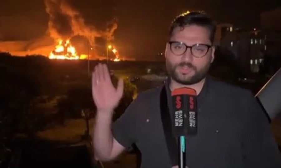 כתב של רשת טלוויזיה איראנית מדווח על תקיפות מקורות הנפט