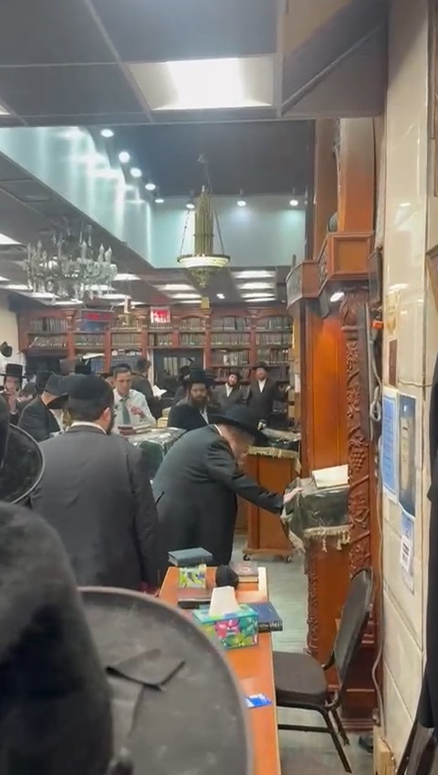 הגאון רבי שלום בער סורוצקין בתפילה בב"פ