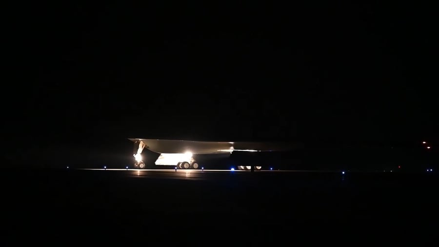 מפציצי B-2 חמקנים ממריאים בדרך למשימה כחלק ממבצע "זעם עצום"