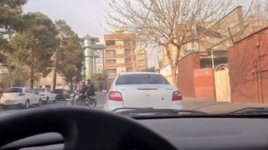 איזה אומץ: האיראני תיעד את אנשי הבסיג' - וסיפק את ההוכחה הניצחת