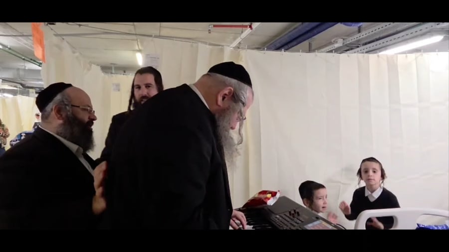 מאיר אדלר עם נכדיו בבית החולים
