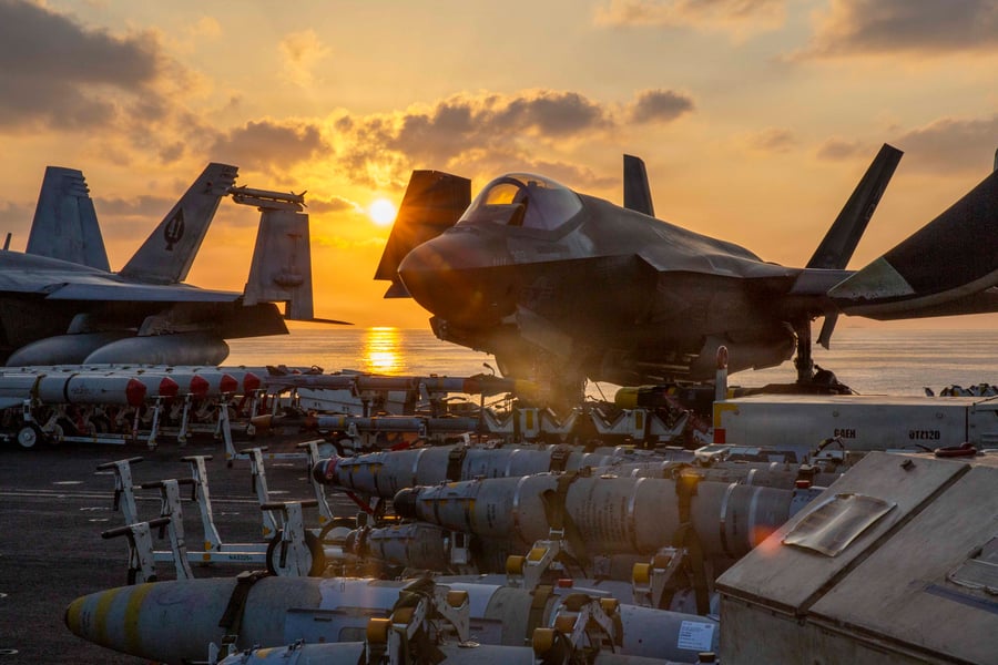 מטוס F-35 על סיפון נושאת מטוסים. החשש: עשרות מטוסים מדגם זה יימסרו ללא מערכת המכ"ם המבצעית