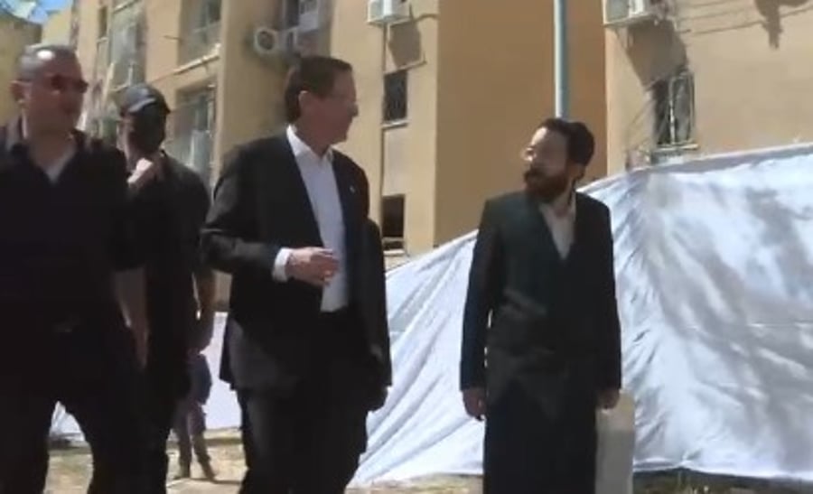 המפגש של הרצוג עם חסידי גור ליד הבניינים ההרוסים: "לא פשוט"