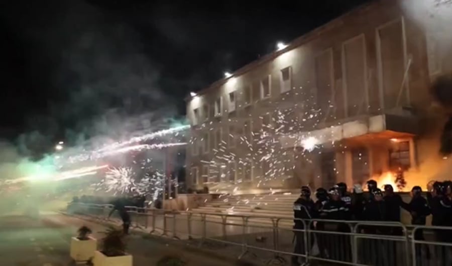 מחאה צבעונית: מתקפת זיקוקים על בית ראש הממשלה במדינה האירופית | צפו