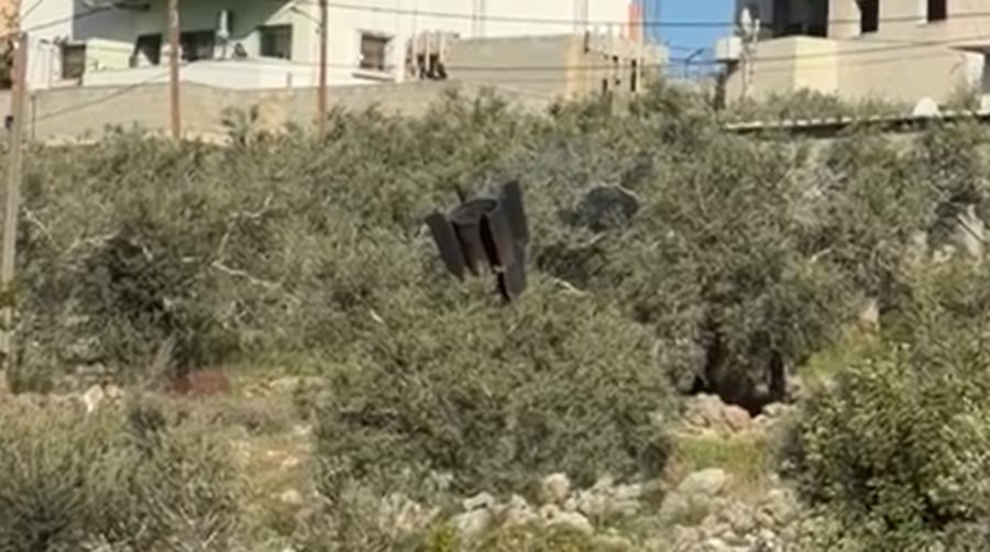 חלק טיל עצום ששוגר מאיראן נפל צמוד לצומת גיתי-אבישר בשומרון | תיעוד נדיר