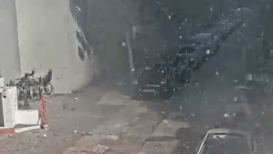 המכונית עפה באוויר: פיקוד העורף פרסם תיעוד מטורף מהפגיעה בתל אביב | צפו