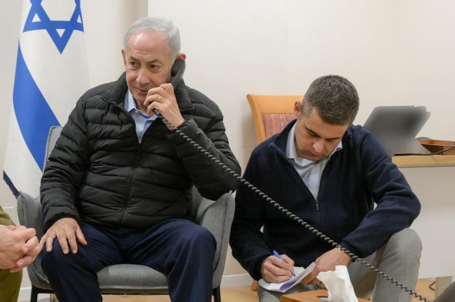 זיו אגמון לצד ראש הממשלה