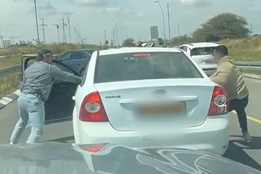 תיעוד דרמטי: השוטרים חסמו את הרכב החשוד ומנעו ממנו להימלט
