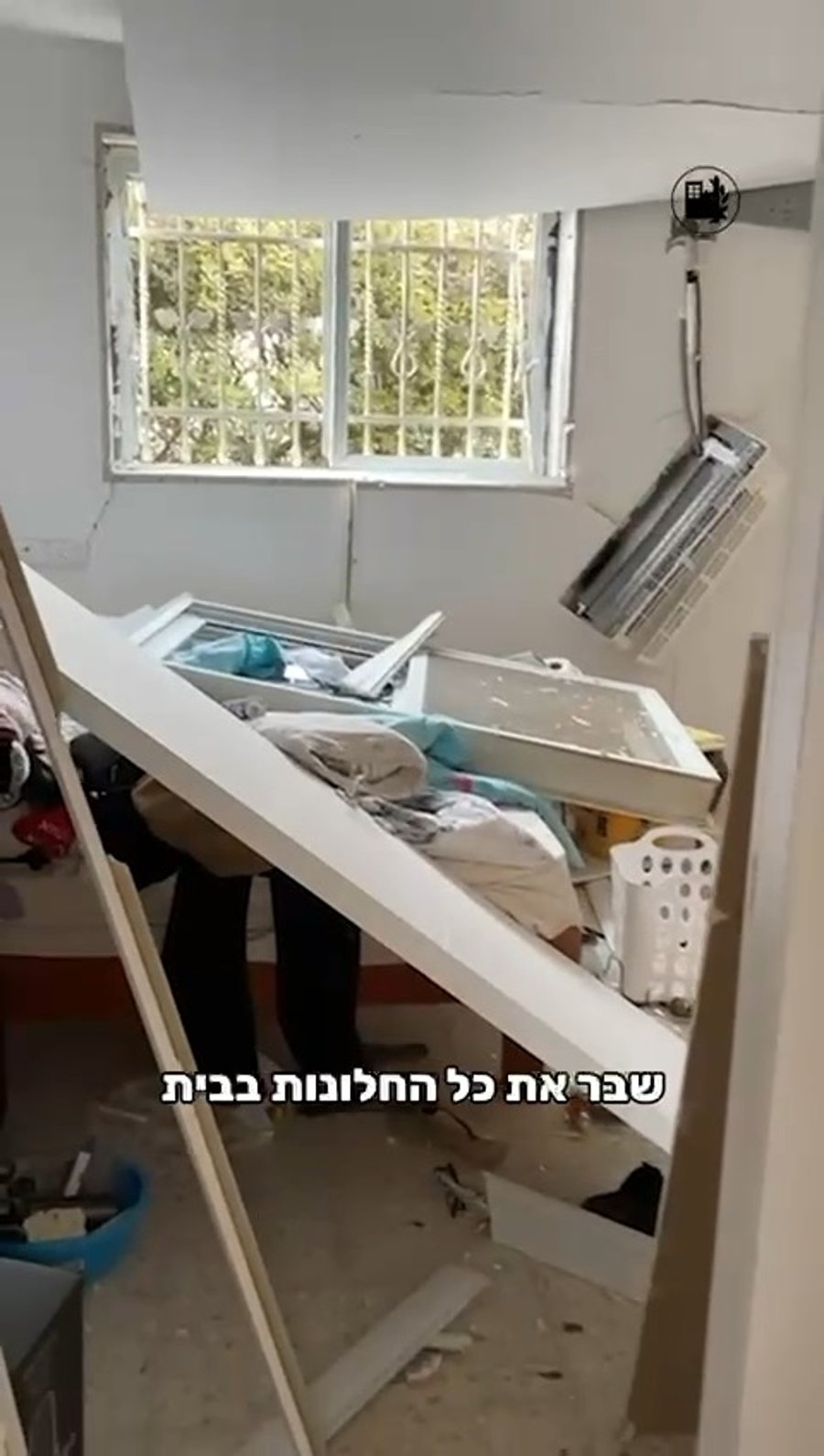 בחסדי שמים: 30 איש בבית שספג פגיעה ישירה | צפו