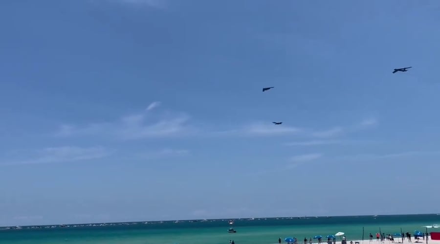 מטוסי ה-B-1, ה-B-2 וה-B-52 קישטו את קו הרקיע של חוף מיאמי