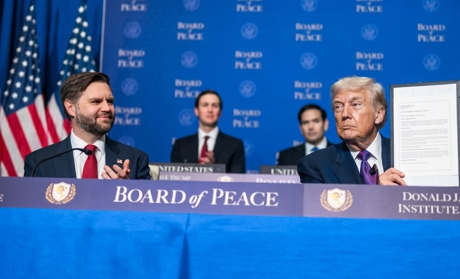 טראמפ מימין, ואנס משמאל