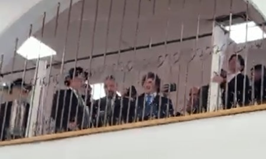 נופף לבחורים והתקבל בטקס נדיר: נשיא ארגנטינה בישיבת חברון