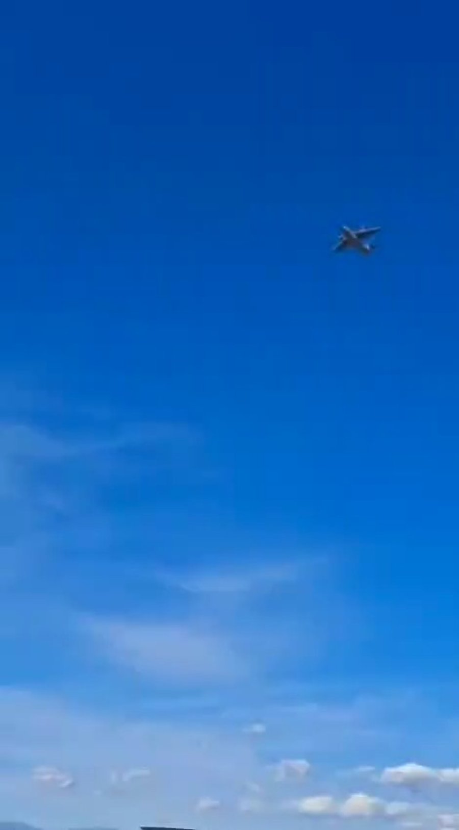 הרכב צונח ומתרסק אל הקרקע