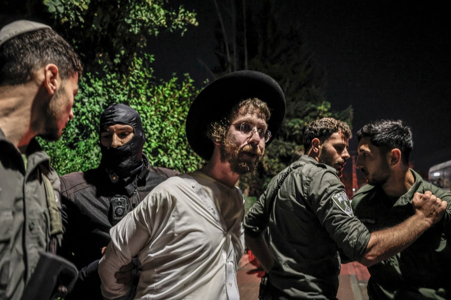 הפגנת הפלג מחוץ לבית הקצין הבכיר