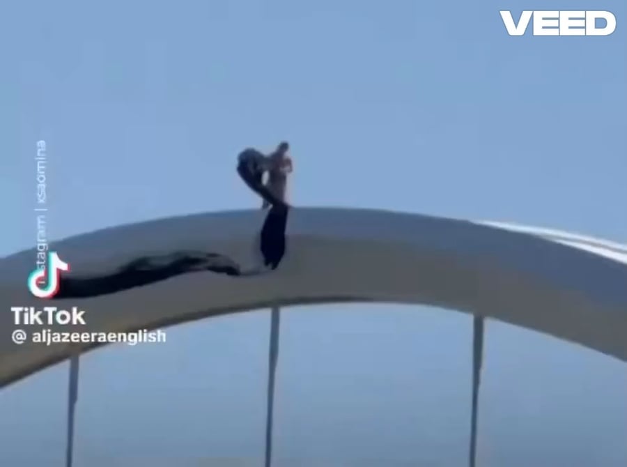 גוידו רייכשטטר עם האוהל שהקים על הגשר