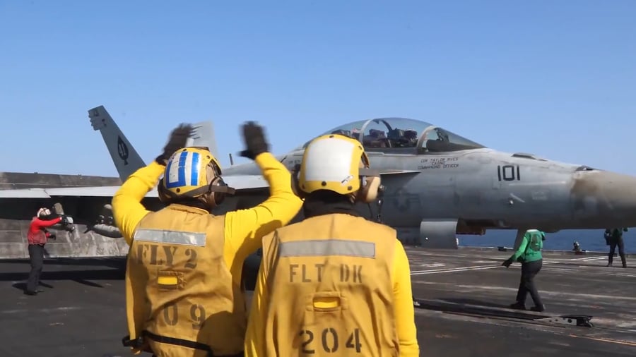 מטוסי F/A-18 ממריאים מאוניית USS Abraham Lincoln (CVN 72)