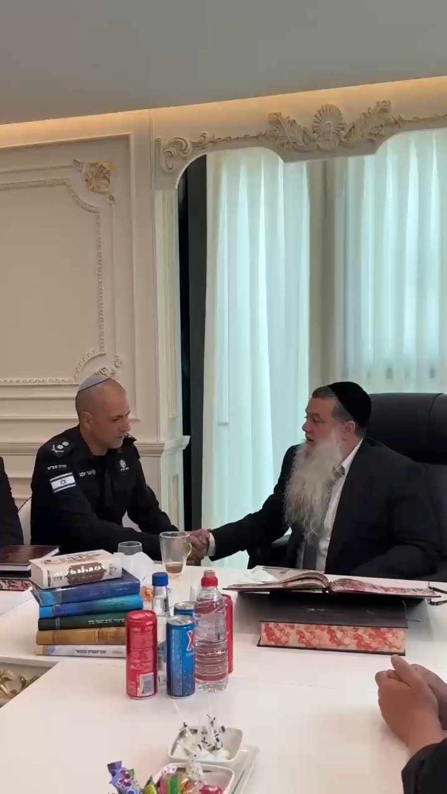נציב השב"ס אצל הרב יגאל כהן