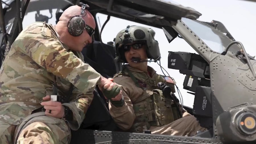אדמירל בראד קופר, בסמוך למצר הורמוז במסוק AH-64 אפאצ'י