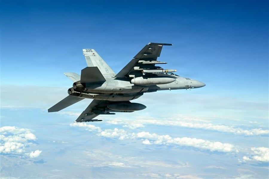 מטוס F/A-18 משגר טיל מונחה מתקדם