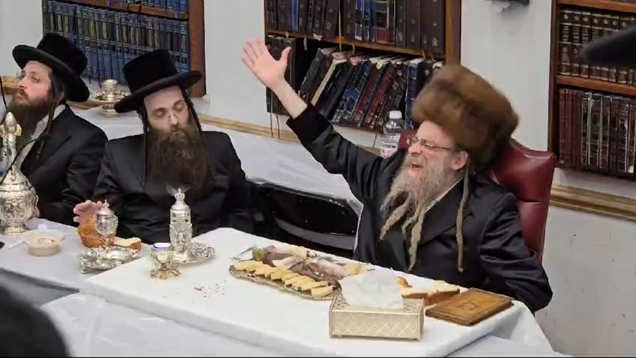 האדמו"ר מקאסוב זצ"ל בדבקות עליונה בעריכת שולחנו הטהור, לידו, האדמו"ר הבכור