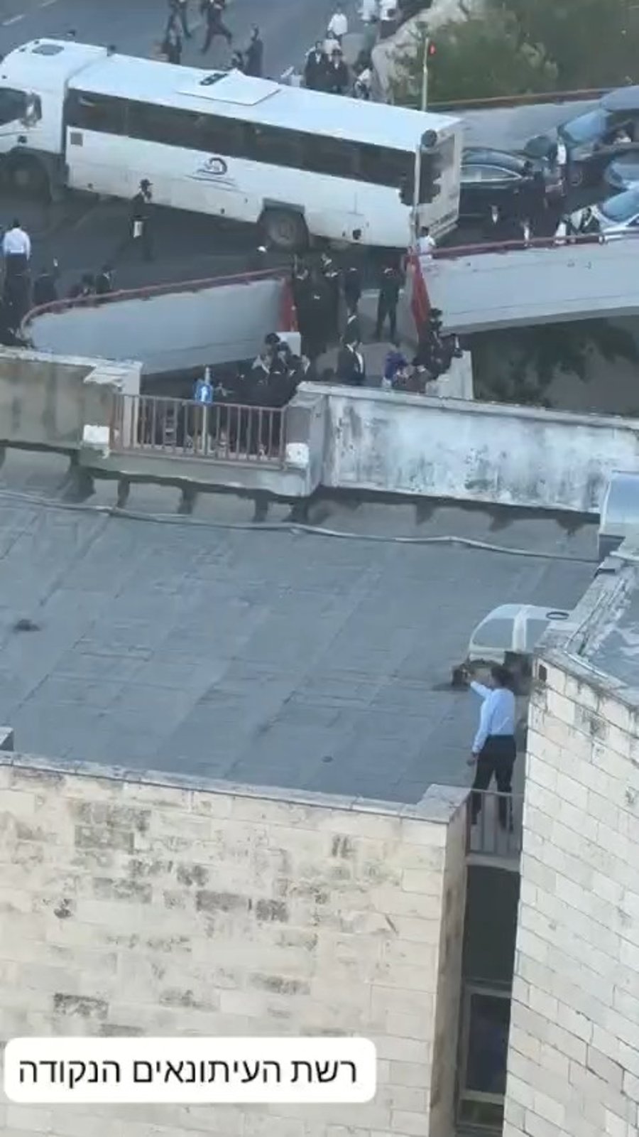 התיעוד המזעזע של זריקת האבנים על המפגינים