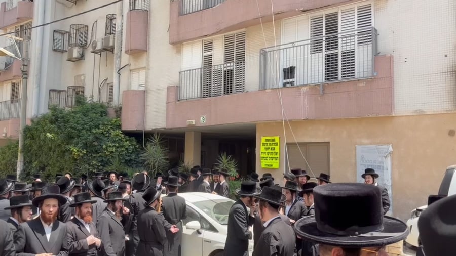 המונים חוסמים את ניסיונות ההריסה בבני ברק