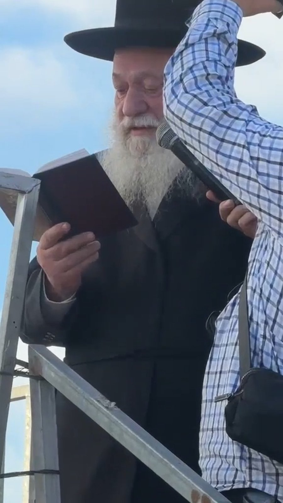השר לשעבר גולדקנופף באמירת תהילים