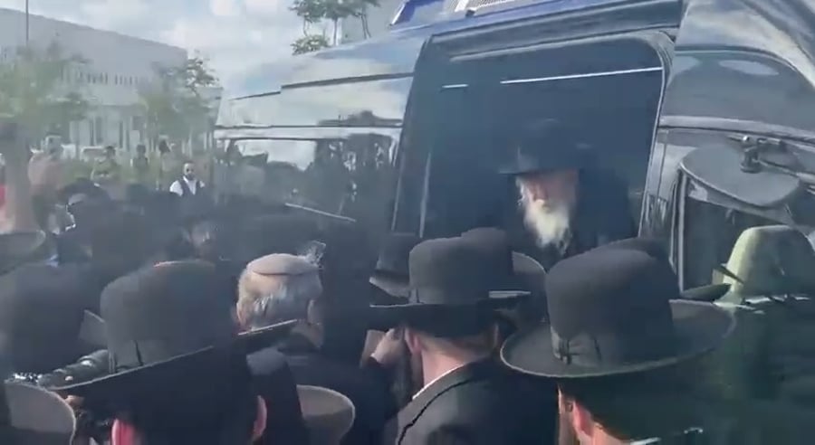 האדמו"ר מגור מגיע להפגנה